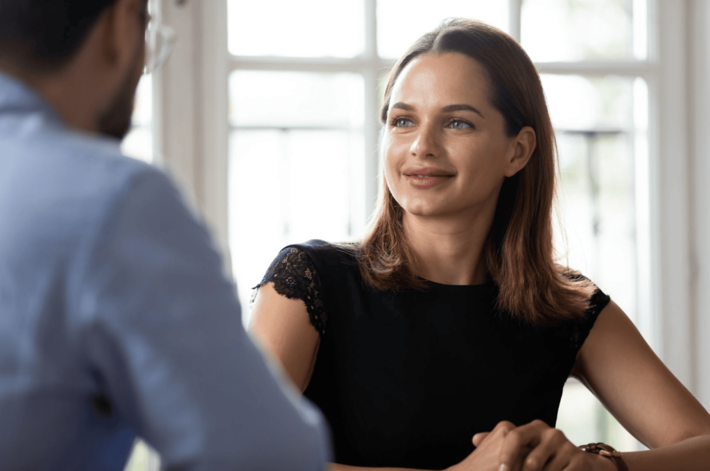 une femme captivée par une conversation avec un recruteur