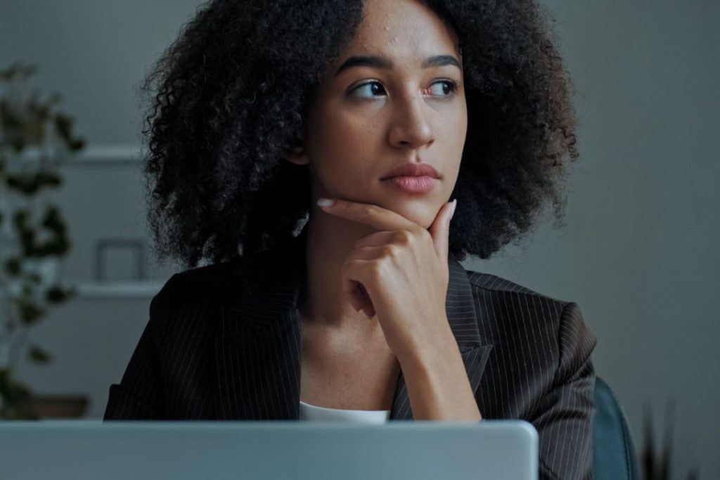 jeune femme en pleine réflexion au travail