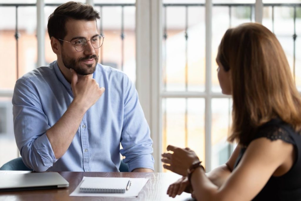 recruteur en plein entretien d'embauche avec une jeune femme