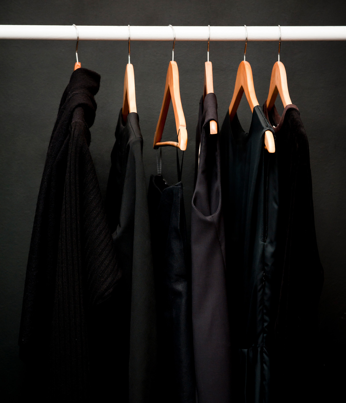 une penderie avec des vêtements de luxe de couleur noire
