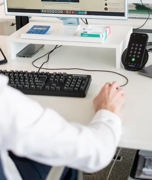 un professionnel du marketing à son poste de travail